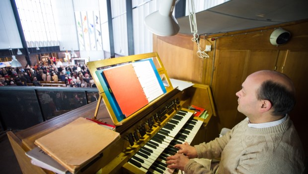 organista gra w kościele podczas Mszy świętej