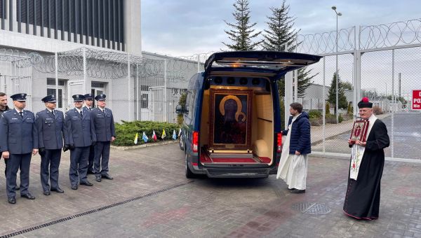 Nawiedzenie kopii obrazu Matki Bożej Jasnogórskiej w zakładzie karnym w Gębarzewie