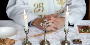 Największe „grzechy” wizyty duszpasterskiej. Katolicy mówią, czego nie lubią w kolędzie