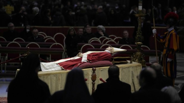 Ciało papieża seniora Benedykta XVI wystawione w Bazylice św. Piotra
