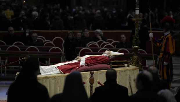 Ciało papieża seniora Benedykta XVI wystawione w Bazylice św. Piotra