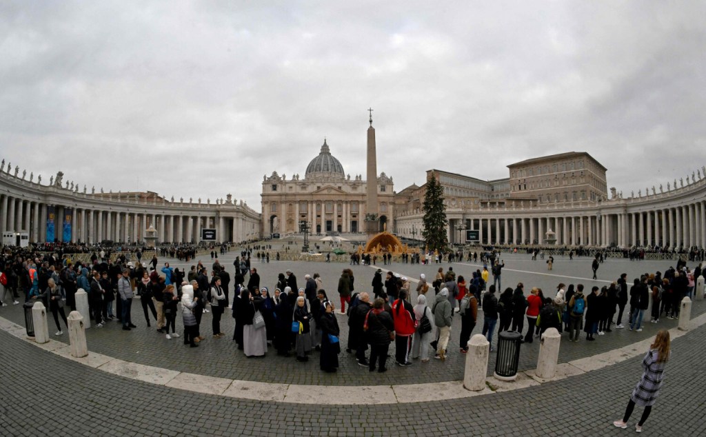 Kolejka wiernych oczekujących na wejście do bazyliki św. Piotra, gdzie wystawione jest ciało zmarłego papieża seniora Benedykta XVI