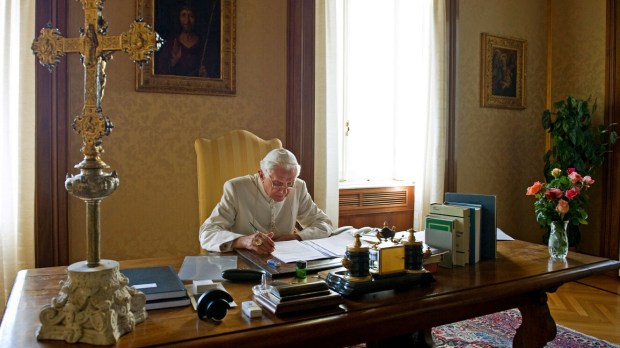 Papież Benedykt XVI w swoim biurze w Castel Gandolfo
