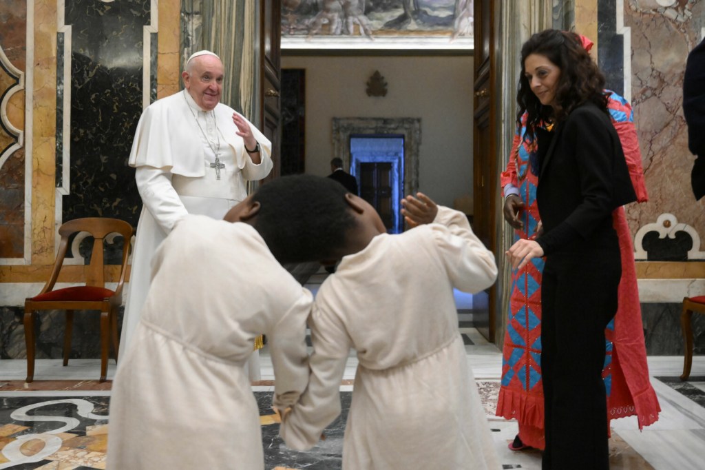 Papież Franciszek i bliźnięta syjamskie