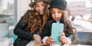 Otyłość i uzależnienie czy edukacja i podtrzymywanie więzi? Jak nowe media wpływają na rozwój najmłodszych?