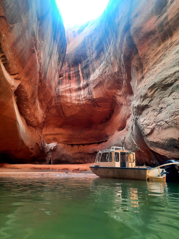 Katedra na pustyni obok jeziora Lake Powell