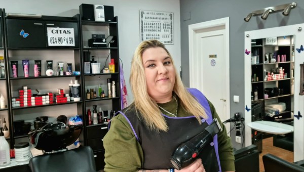 María López w swoim salonie fryzjerskim w El Ejido