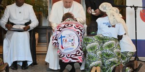 Maczety i noże pod krzyżem. Papież Franciszek apeluje w Kinszasie: &#8222;Trzeba odrzucić przemoc i rezygnację&#8221;