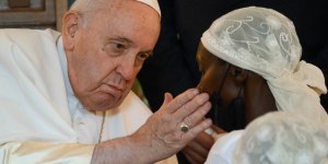Słuchając ich świadectw, papież płakał. Sześć lekcji z pielgrzymki do „jądra ciemności”