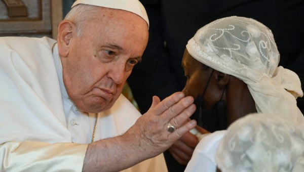 Papież pociesza jedną z kobiet podczas spotkania z ofiarami wojny w Kinszasie w DR Konga. Papież Franciszek odwiedził podczas pielgrzymki także Sudan Południowy