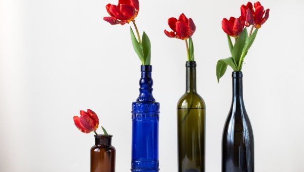 Puste butelki po winie użyte jako wazony dla kwiatów