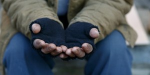 Spotkał bezdomnego: kupił mu piwo i pobłogosławił go