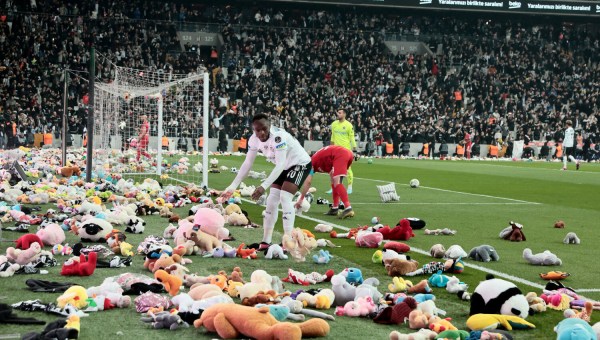Deszcz pluszaków na stadionie piłkarskim w Stambule
