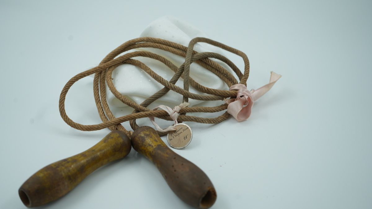 {"rendered":"[GALERIA] Plansz\u00f3wki, skakanka i jo-jo. Zobacz zabawki \u015bw. Teresy z Lisieux"}