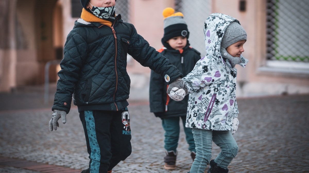 dzieci na jednej z ulic w Warszawie