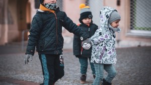 dzieci na jednej z ulic w Warszawie