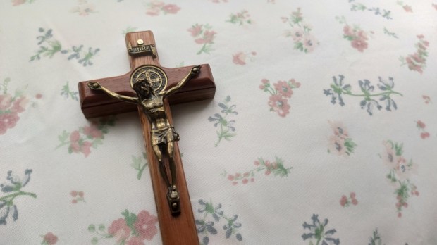 Benedyktyński drewniany krucyfiks leży na stole