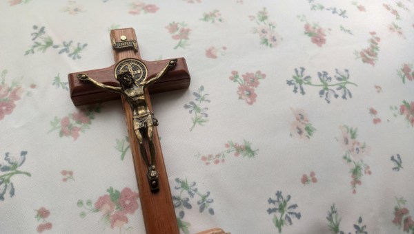 Benedyktyński drewniany krucyfiks leży na stole