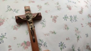 Benedyktyński drewniany krucyfiks leży na stole