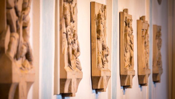 Drewniane stacje drogi krzyżowej na ścianie kościoła