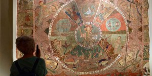 Un visitante observa un tapiz de la obra en el Museo de la Catedral de Girona, España