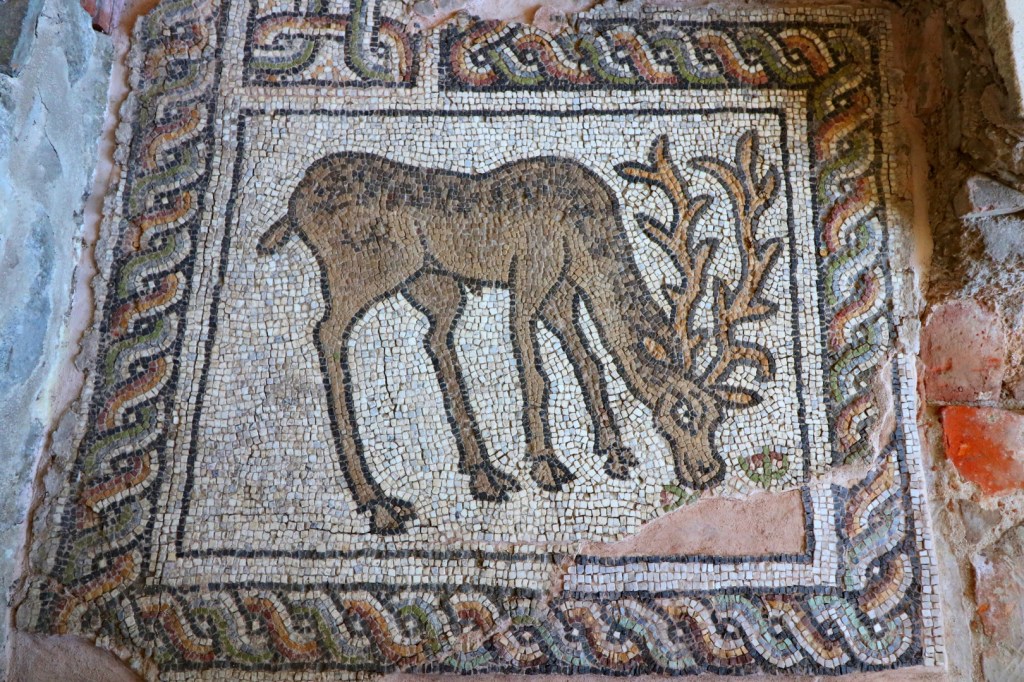 Mozaika przedstawiająca jelenia w baptysterium Małej Bazyliki w Płowdiw (Bułgaria)