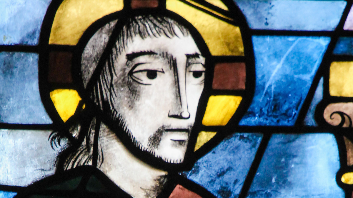 Jezus Chrystus na witrażu w kościele w Belgii