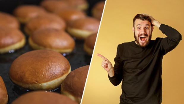 zaskoczony mężczyzna wskazuje palcem na smażące się pączki