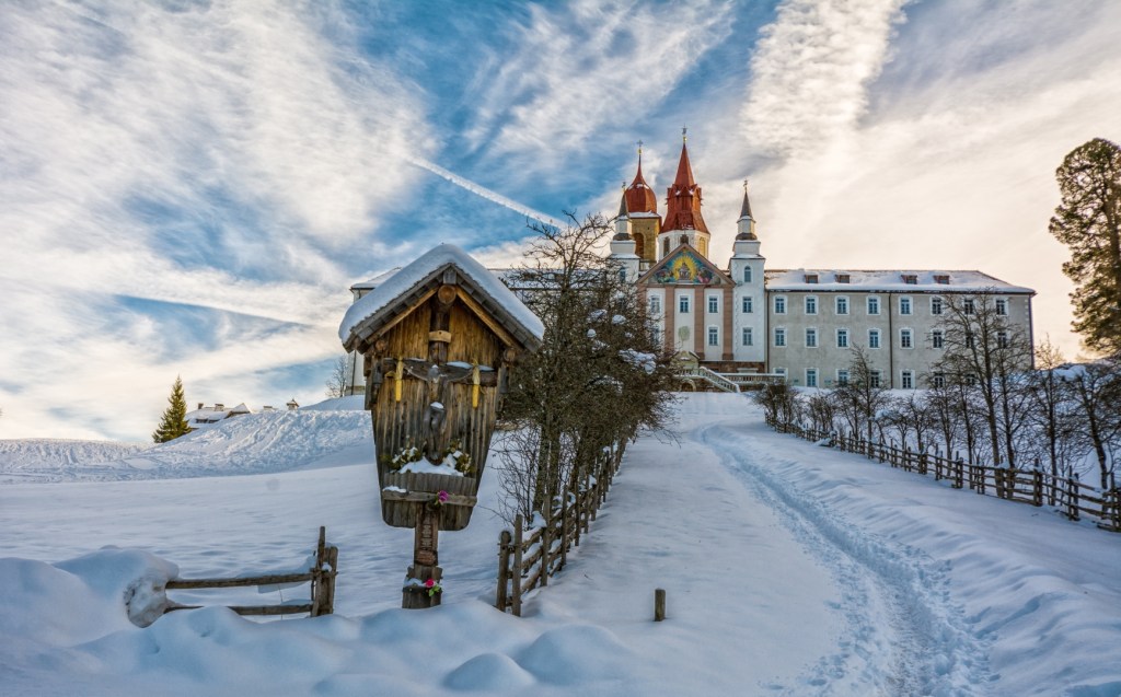 klasztor-pietrialba-tyrol-wlochy-shutterstock