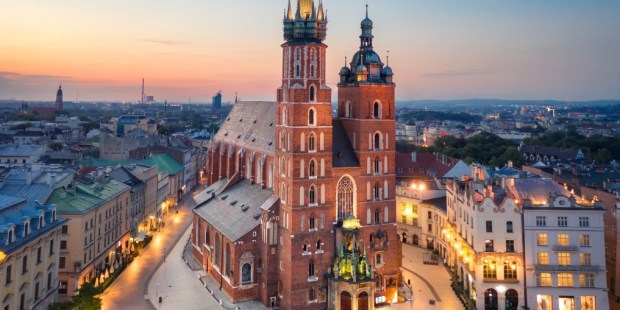 [GALERIA] Jasnogórska krzywa wieża i licheński łan zboża… Poznaj największe kościoły w Polsce!
