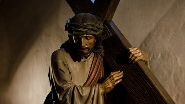Jezus Chrystus dźwiga krzyż