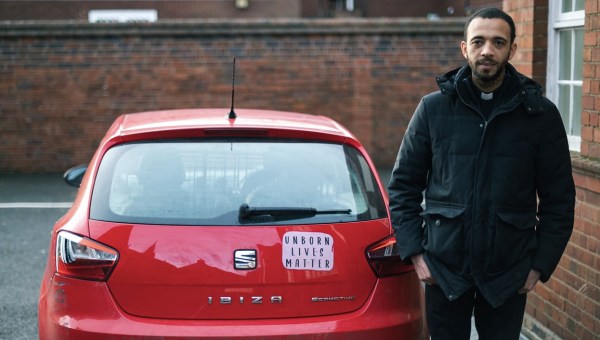 Ksiądz Sean Gough stanie przed sądem za nalepkę prolife na samochodzie i cichą modlitwę przed kliniką aborcyjną