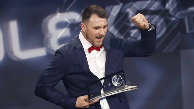 Piłkarz Marcin Oleksy, zawodnik ampfutbolu, odbiera od FIFA nagrodę Ferenca Puskasa za najładniejszego gola ubiegłego roku