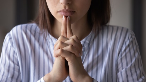 pokusa nawiedza kobietę podczas modlitwy