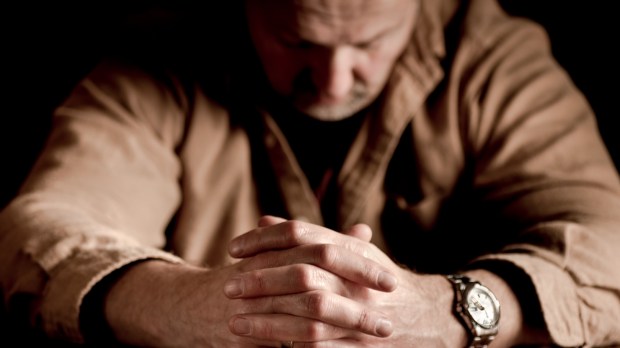 Mężczyzna odczuwający zniechęcenie do modlitwy