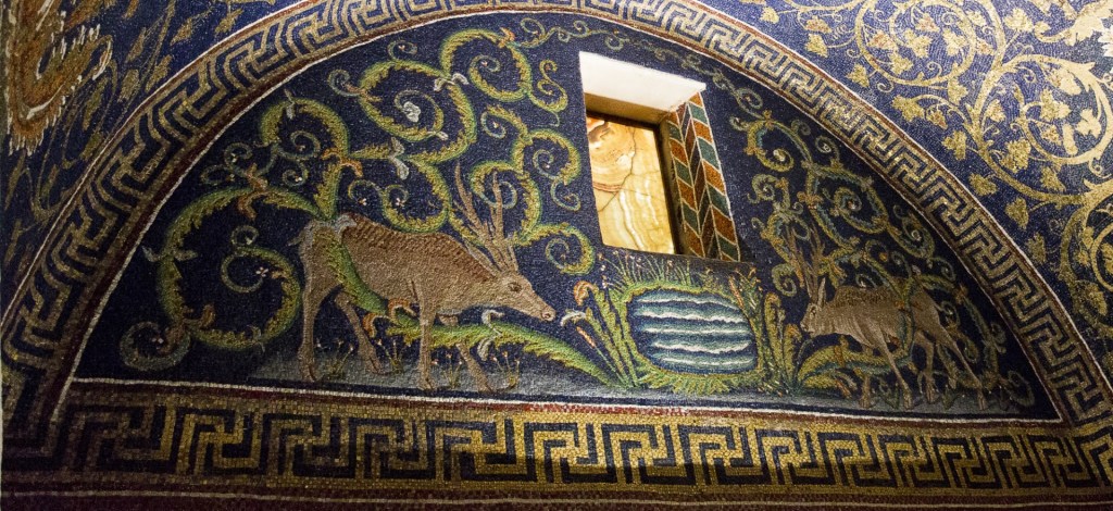 Bizantyńska mozaika przedstawiająca jelenie nad jeziorem w Mauzoleum Galli Placydii w Rawennie (Włochy)