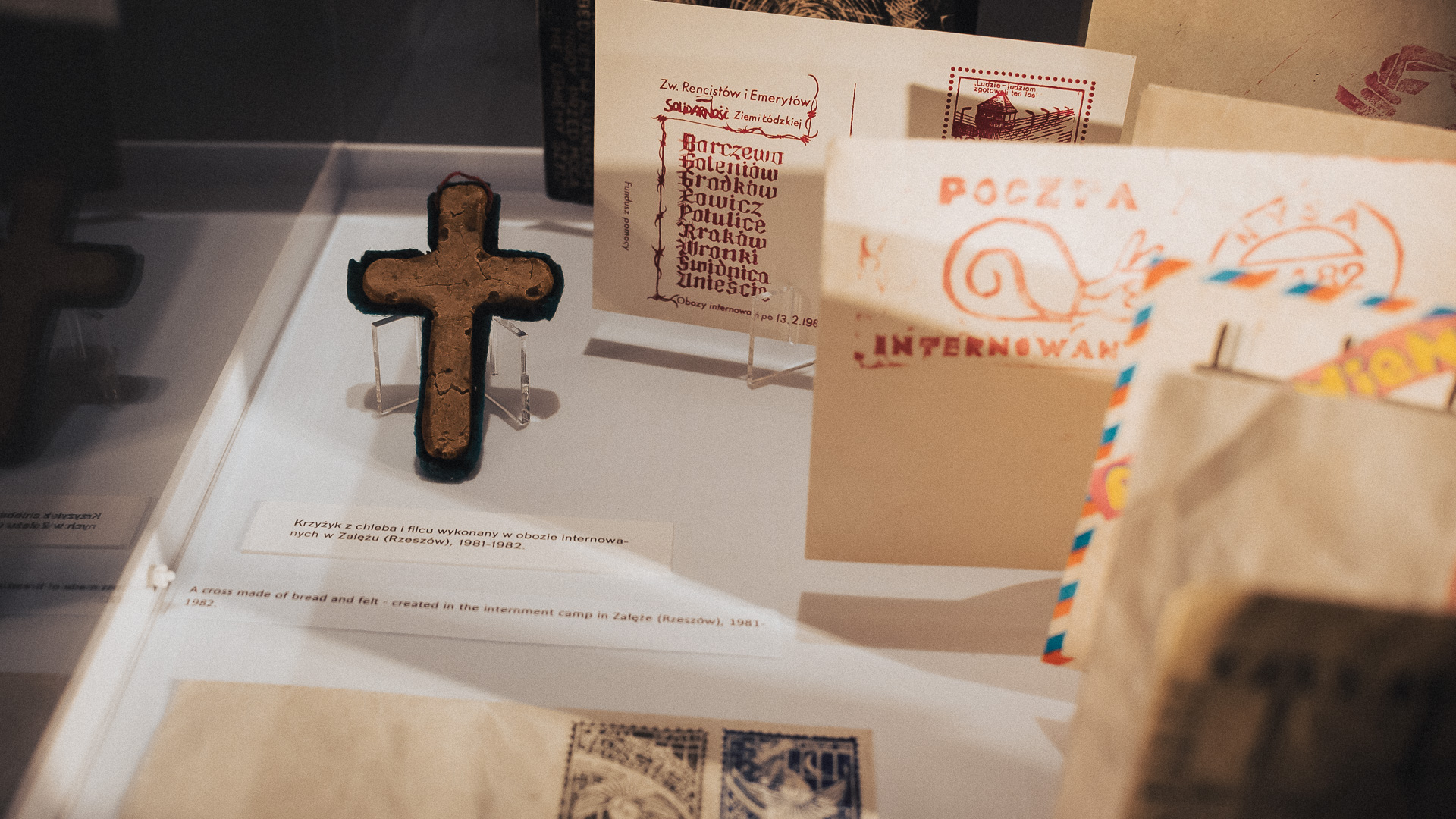 [FOTOREPORTAŻ] Różańce z chleba i ołtarz ukryty w szafie. Jak więźniowie stalinizmu pielęgnowali swą wiarę? 1/2