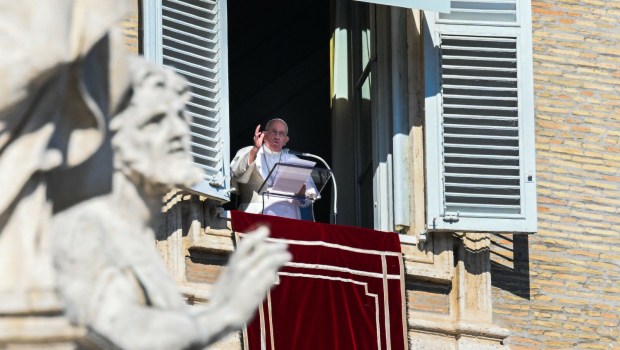Papież Franciszek przed modlitwą Anioł Pański w Watykanie
