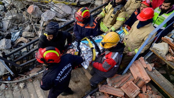 ratownicy odnaleźli pod gruzami kolejną osobę