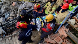 ratownicy odnaleźli pod gruzami kolejną osobę