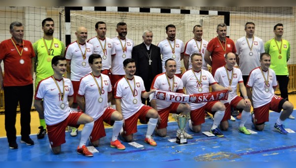 Reprezentacja Polski księży w piłce nożnej ze złotymi medalami mistrzostw Europy