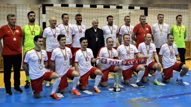 Reprezentacja Polski księży w piłce nożnej ze złotymi medalami mistrzostw Europy