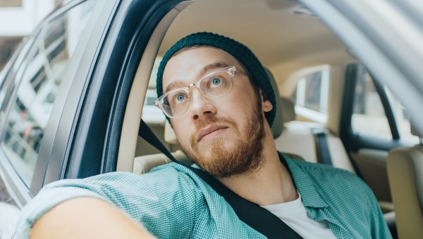 mężczyzna rozmyśla w samochodzie nad tym, czy podjął dobrą decyzję