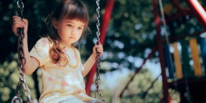 Samotne dzieci i nieświadomi ich cierpień rodzice. Smutne wnioski z badania wśród polskich uczniów