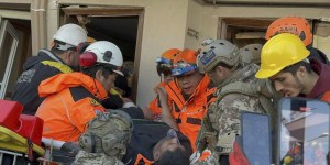 W Turcji uratowano 6-osobową rodzinę. Spędzili pod gruzami 102 godziny