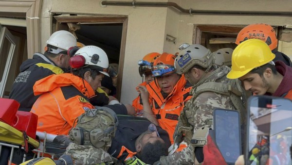 ratownicy w Turcji uratowali 6-osobową rodzinę