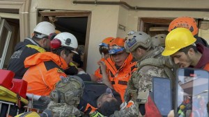 ratownicy w Turcji uratowali 6-osobową rodzinę