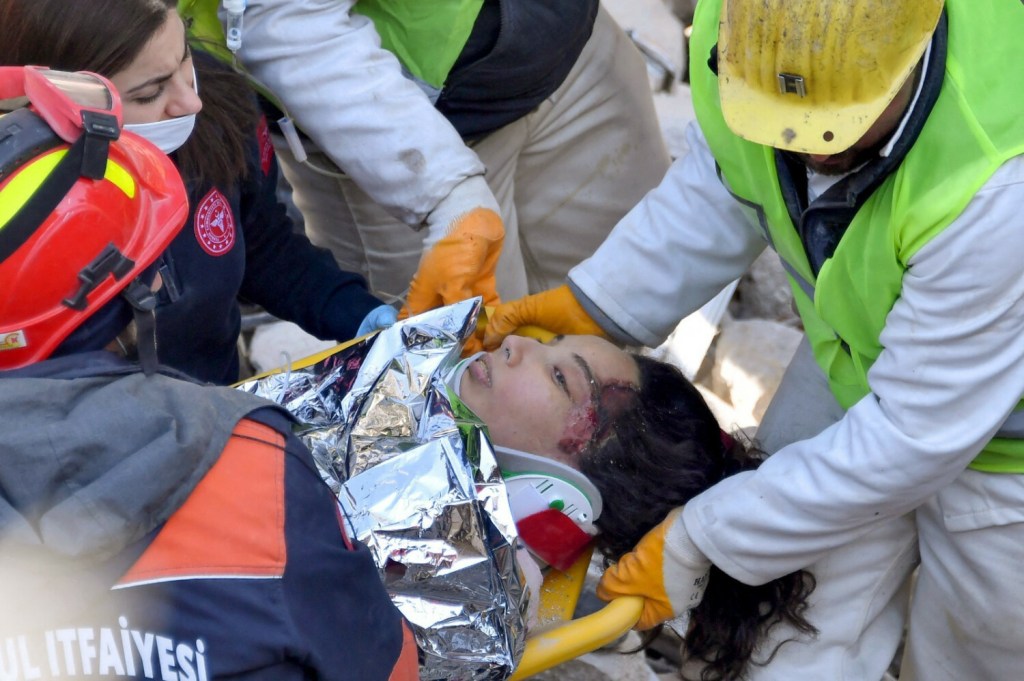 Jedna z ocalałych osób po trzęsieniu ziemi w Turcji i Syrii