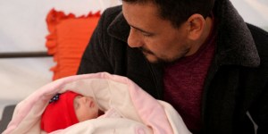 Pamiętacie dziewczynkę narodzoną pod gruzami? Znalazła nowy dom!