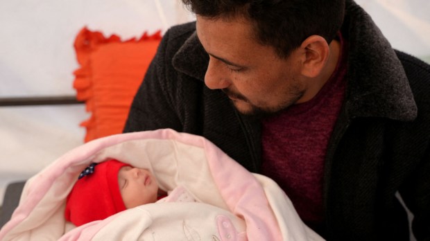 Dziewczynka narodzona pod gruzami nazywana Aya została adoptowana przez swojego wujka